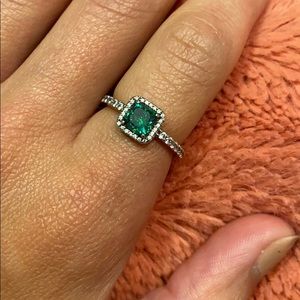 Emerald classic elegance pandora ring